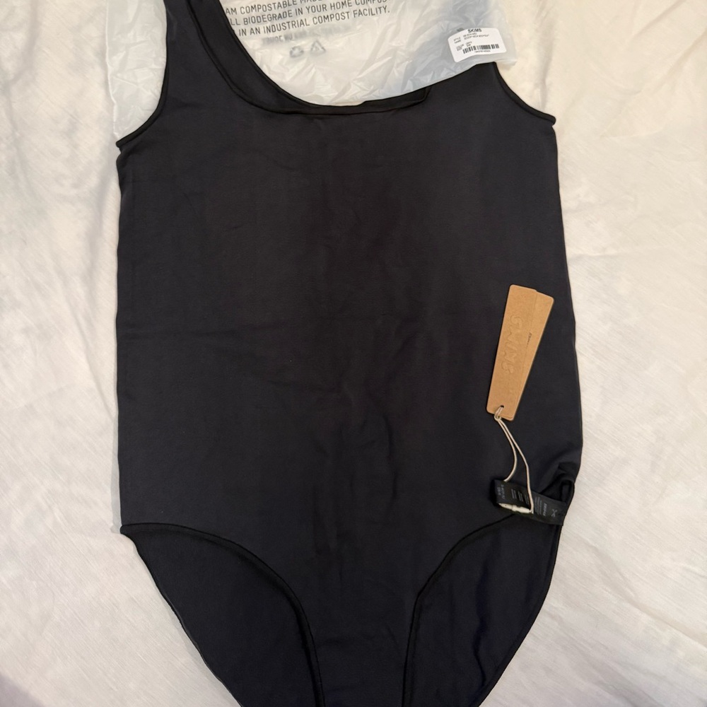Skims NWT Essential Scoop Neck Bodysuit